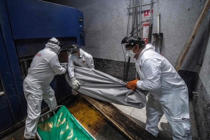 Empleados del crematorio Iztapalapa (Ciudad de México) se preparan para incinerar el cuerpo de una víctima de covid-19. Baja California, Chiapas, Morelos, Guerrero, Sonora y Chihuahua son los Estados que presentan una disminución en la epidemia en las últimas semanas.