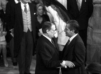 Adolfo Suárez abraza a Sabino Fernández Campo, en la catedral de Sevilla, durante la boda de la infanta Elena con Jaime de Marichalar en 1995