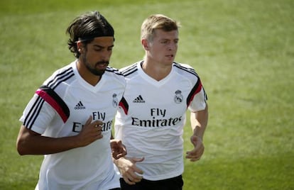 Un entrenamiento de Kroos y Khedira, del Real Madrid, que se enfrentar&aacute; al Eibar.