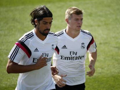 Un entrenamiento de Kroos y Khedira, del Real Madrid, que se enfrentará al Eibar.
