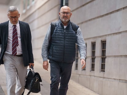 El exdiputado nacional del PSOE Juan Bernardo Fuentes (derecha) junto a su abogado Raúl Miranda salían este miércoles de la Audiencia Provincial de Santa Cruz de Tenerife tras declarar por el caso Mediador ante la jueza que lo ha dejado en libertad con cargos.