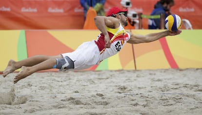 O espanhol Adrian Gavira Collado pula durante uma partida de vôlei de praia.