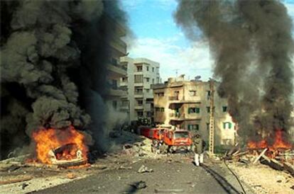 El coche de Elie Hobeika arde en llamas en el distrito de Hazmie, al este de Beirut, tras el atentado con coche bomba.