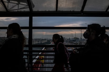 Ciudadanos de Bogotá caminan a tomar transmilenio, en la madrugada al amanecer.