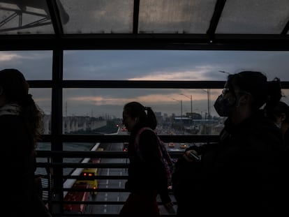 Ciudadanos de Bogotá caminan a tomar transmilenio, en la madrugada al amanecer.