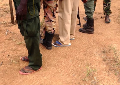 Soldados sursudaneses patrullan ataviados con chancletas de goma, un calzado que los países industrializados asocian a la playa.