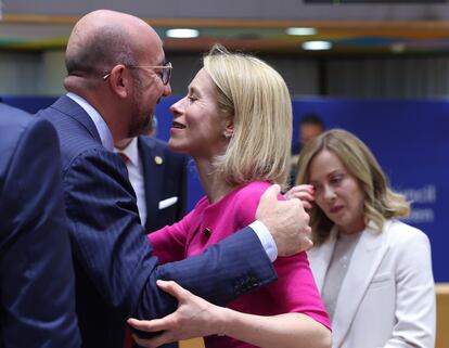 (De izquierda a derecha) El presidente del Consejo Europeo, Charles Michel, la primera ministra de Estonia, Kaja Kallas, y la primera ministra italiana, Giorgia Meloni, durante una reunión informal del Consejo Europeo en Bruselas.