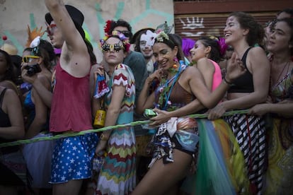 Foliões do bloco Céu na Terra, no sábado, no Rio.