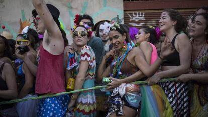 Foliões do bloco Céu na Terra, no sábado, no Rio.