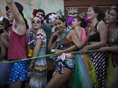 Foliões do bloco Céu na Terra, no sábado, no Rio.