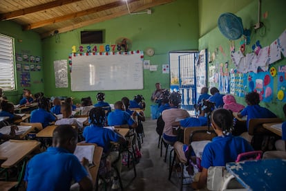 Dozens of children attend classes at a school in Villa Esperanza, in the Friusa area, where more than half of the Haitian students have stopped attending classes in recent weeks.