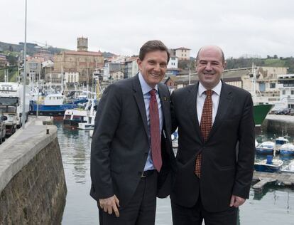 El ministro brasileño, Marcelo Crivella (izquierda), junto al viceconsejero Bittor Oroz.