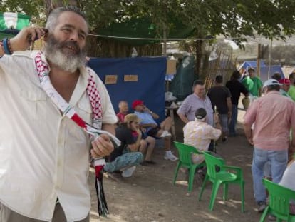 Sánchez Gordillo habla por teléfono en la finca ocupada de Las Turquillas.