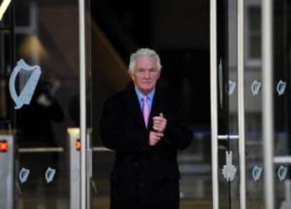 Fotografía de archivo tomada el 1 de noviembre de 2013 que muestra al expresidente del Anglo Irish Bank, Sean Fitzpatrick, a su salida de los juzgados en Dublín (Irlanda). La Justicia irlandesa inicia hoy uno de los juicios más complejos de su historia por el supuesto fraude de tres altos ejecutivos del Anglo Irish Bank, cuya caída obligó a Dublín a pedir un rescate multimillonario a la UE y el Fondo Monetario Internacional (FMI).