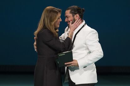 Susana Díaz felicita a coreógrafo y bailarín Rafael Amargo después de hacerle entrega de la medalla de Andalucía.