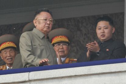 El líder norcoreano Kim Jong-il (izquierda) junto a su hijo Kim Jong-un (derecha, aplaudiendo) el 10 de octubre de 2010, en la conmemoración del 65 aniversario de la fundación del Partido de los Trabajadores de Corea.