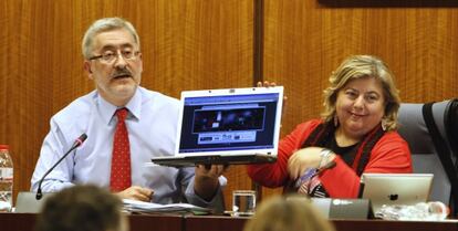 Antonio Ávila muestra ayer a un diputado del PP la página web de una empresa que recibió fondos de Invercaria.