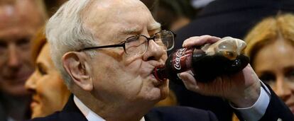 El inversor Warren Buffett, bebiendo de una botella de Coca Cola, durante la convención anual del holding Berkshire Hathaway.