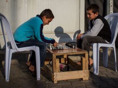 Dos adolescentes juegan una partida de ajedrez en el campo de &Ouml;nc&uuml;pinar.