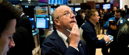 gentes de bolsa trabajan en el piso de la Bolsa de Nueva York durante el inicio de la jornada, en Nueva York