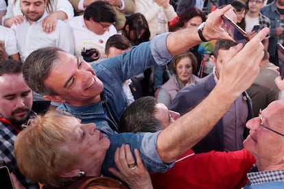 Pedro Sánchez se hace un 'selfie' con una simpatizante del PSOE en el mitin del 31 de mayo en Los Alcázares (Murcia).