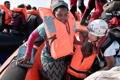 Una migrante y su hijo son rescatados por miembros de SOS Mediterranée y MSF este lunes frente a Libia. 