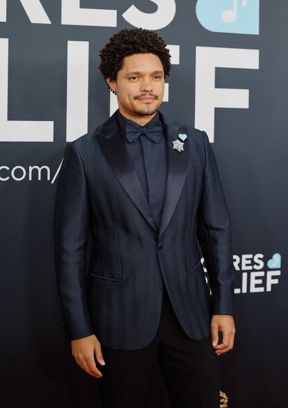 El presentador de la gala Trevor Noah, con esmoquin de Giorgio Armani y joyas de Tiffany & Co. 