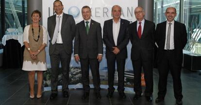 Iñigo Urkullu, en el centro, junto a Martín Garitano y otros participantes en Mondragón en la celebración del aniversario de IK4-Ikerlan.