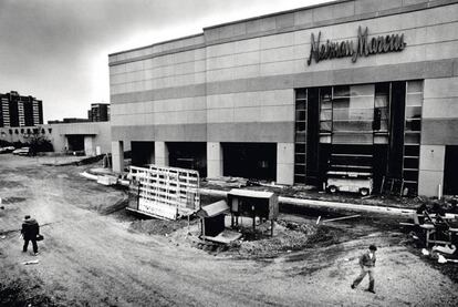 Construcción de un Neiman Marcus en Denver en 1990. Hoy el proceso está siendo el contrario.