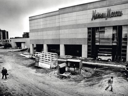 Construcción de un Neiman Marcus en Denver en 1990. Hoy el proceso está siendo el contrario.