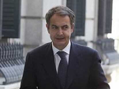 El presidente del Gobierno, José Luis Rodríguez Zapatero, en el patio del Congreso.