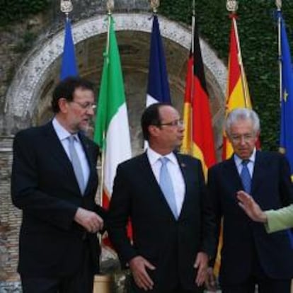 Mariano Rajoy, el presidente de Francia, François Hollande,  el primer minitro italiano, Mario Monti, y la canciller alemana, Ángela Merkel, durante la foto de grupo tras la reunión mantenida entre los líderes de las cuatro primeras economías de la zona euro celebrado en Roma, Italia, el 22 de junio del 2012.