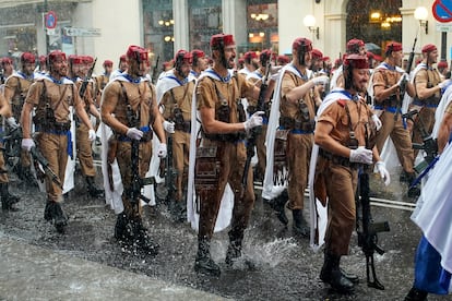 Efectivos de los Regulares de Ceuta se calan antes del desfile.