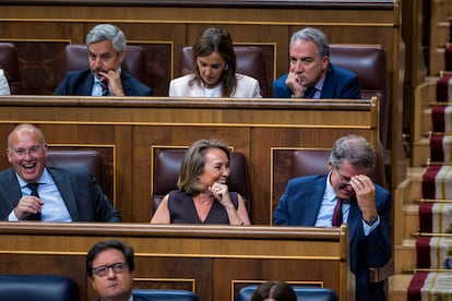 En el centro, de izquierda a derecha, los populares Miguel Tellado, Cuca Gamarra y Alberto Núñez Feijóo, durante la sesión de control al Gobierno celebrada este miércoles en el Congreso. Debajo, los ministros Óscar López y Sira Rego.