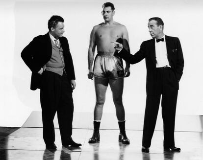 Humphrey Bogart interpreta a un periodista sin escrúpulos que, para relanzar su carrera en el ocaso, hará creer al enorme y torpe argentino Toto Moreno que es un gran campeón de boxeo. Todos sus combates están amañados pero, cuando púgiles honestos tratan de noquearlo, surge la magia de este clásico del cine.