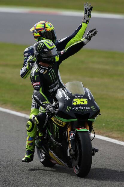 Cal Crutchlow y Valentino Rossi saludan a los aficionados.