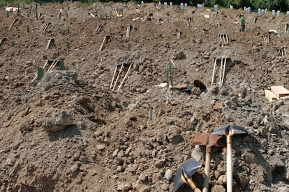 El cementerio de Potocari es donde se concentran enterradas más víctimas de la matanza de Srebrenica. Otros 188 asesinados han recibido hoy sepultura en otras localidades de Bosnia.