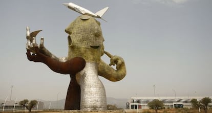 La escultura &#039;El hombre avi&oacute;n&#039;, de Ripoll&eacute;s, ya luce sin andamios en el aeropuerto de Castell&oacute;n.