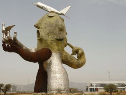 La escultura &#039;El hombre avi&oacute;n&#039;, de Ripoll&eacute;s, ya luce sin andamios en el aeropuerto de Castell&oacute;n.