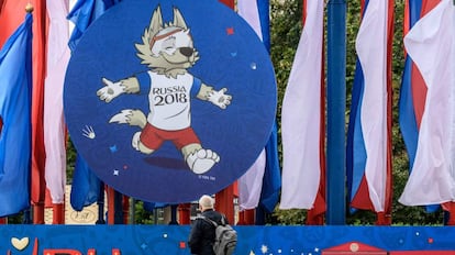 Un hombre mira a "Zabivaka", la mascota del Mundial de Rusia, en Moscú.