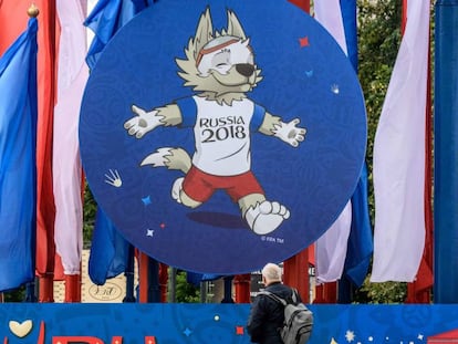 Un hombre mira a "Zabivaka", la mascota del Mundial de Rusia, en Moscú.