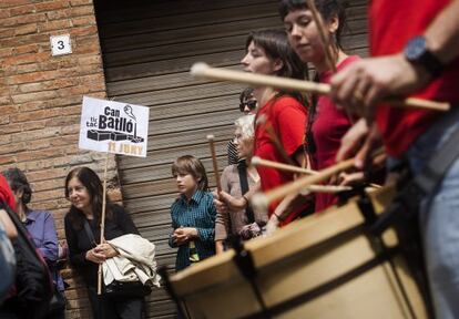 Els veïns al recinte de Can Batlló l'11 de juny del 2011.