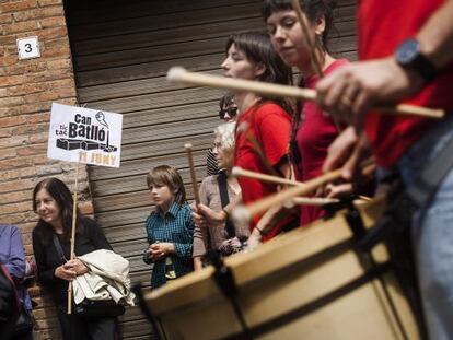 Los vecinos en el recinto de Can Batlló el 11 de junio de 2011.