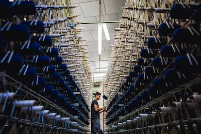 Uno de los trabajadores de la empresa Rols Carpets, especializada en alfombras y moquetas.