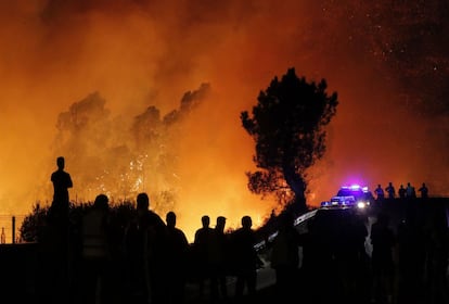 La Guàrdia Civil impedeix l'accés a la parròquia de Chandebrito, on han aparegut dues persones calcinades en l'incendi que manté aïllada la localitat de Pontevedra.