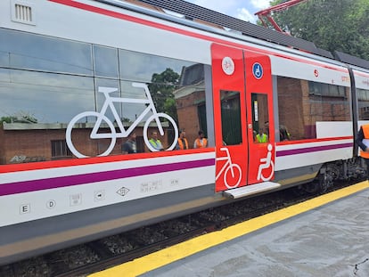 Trenes de Cercanías con el nuevo indicativo para llevar bicicletas.