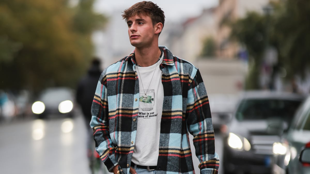 Esta camisa de franela para hombre es muy cómoda y tiene una excelente relación calidad-precio.