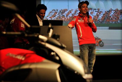 Valentino Rossi y Nicky Hayden hablaron de las impresiones que les ha dejado la moto durante los entrenamientos de pretemporada. A Rossi se le vio de buen humor y gastando bromas cuando tuvo el micrófono.