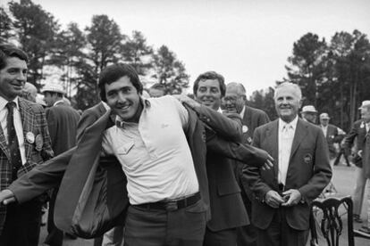 Severiano Ballesteros recibe la chaqueta verde que lo acredita como vencedor del Open de Augusta de Estados Unidos de golf, de manos de su antecesor, Fuzzy Zoeller.