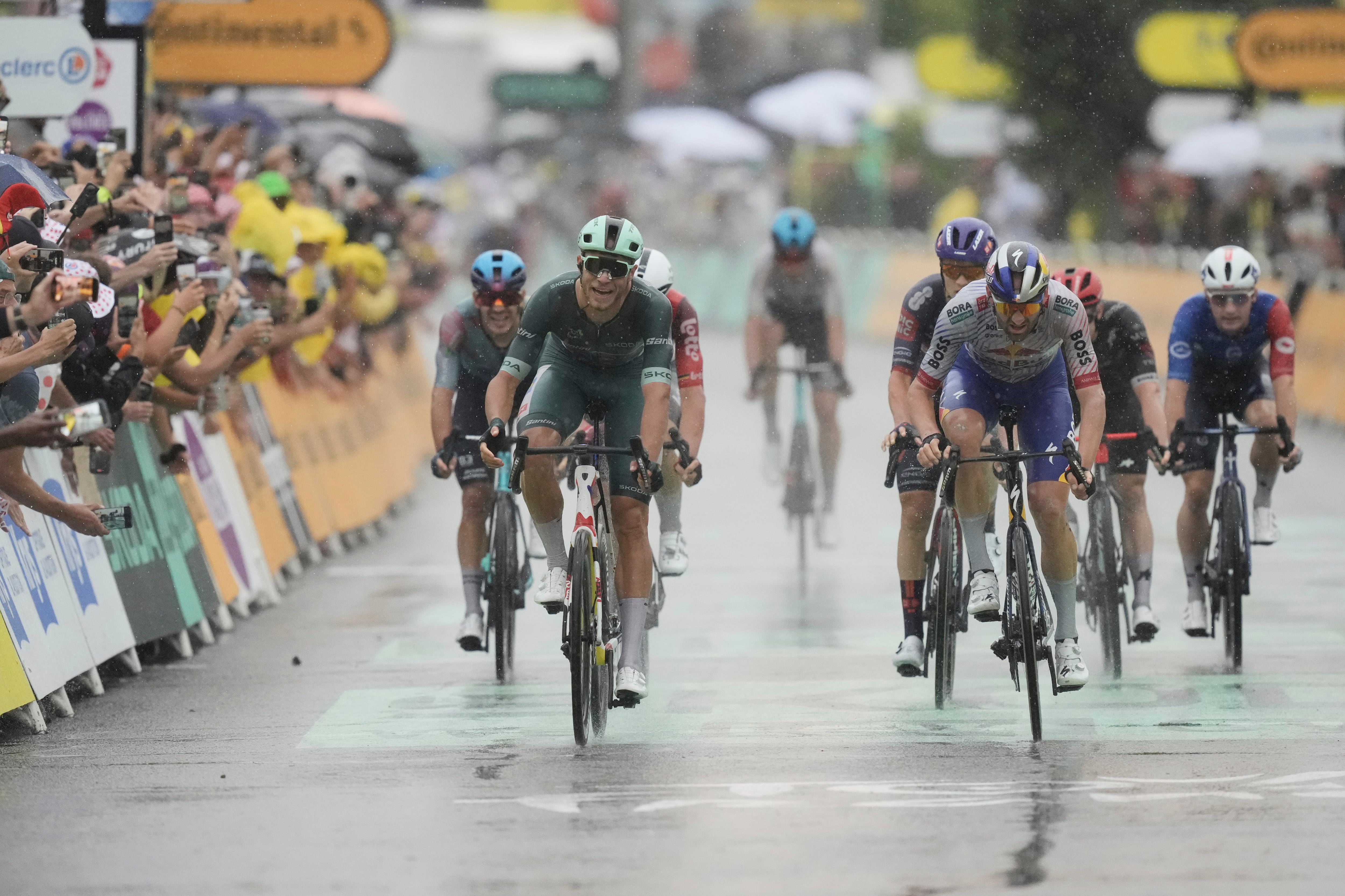 Jonny Milan gana su segunda etapa en el Tour de Francia en un accidentado esprint en Valence